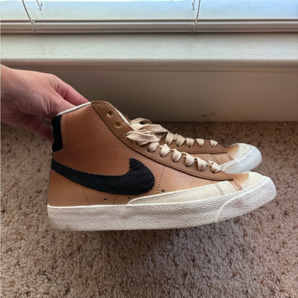 Nike Women’s Tan and Black Sneakers